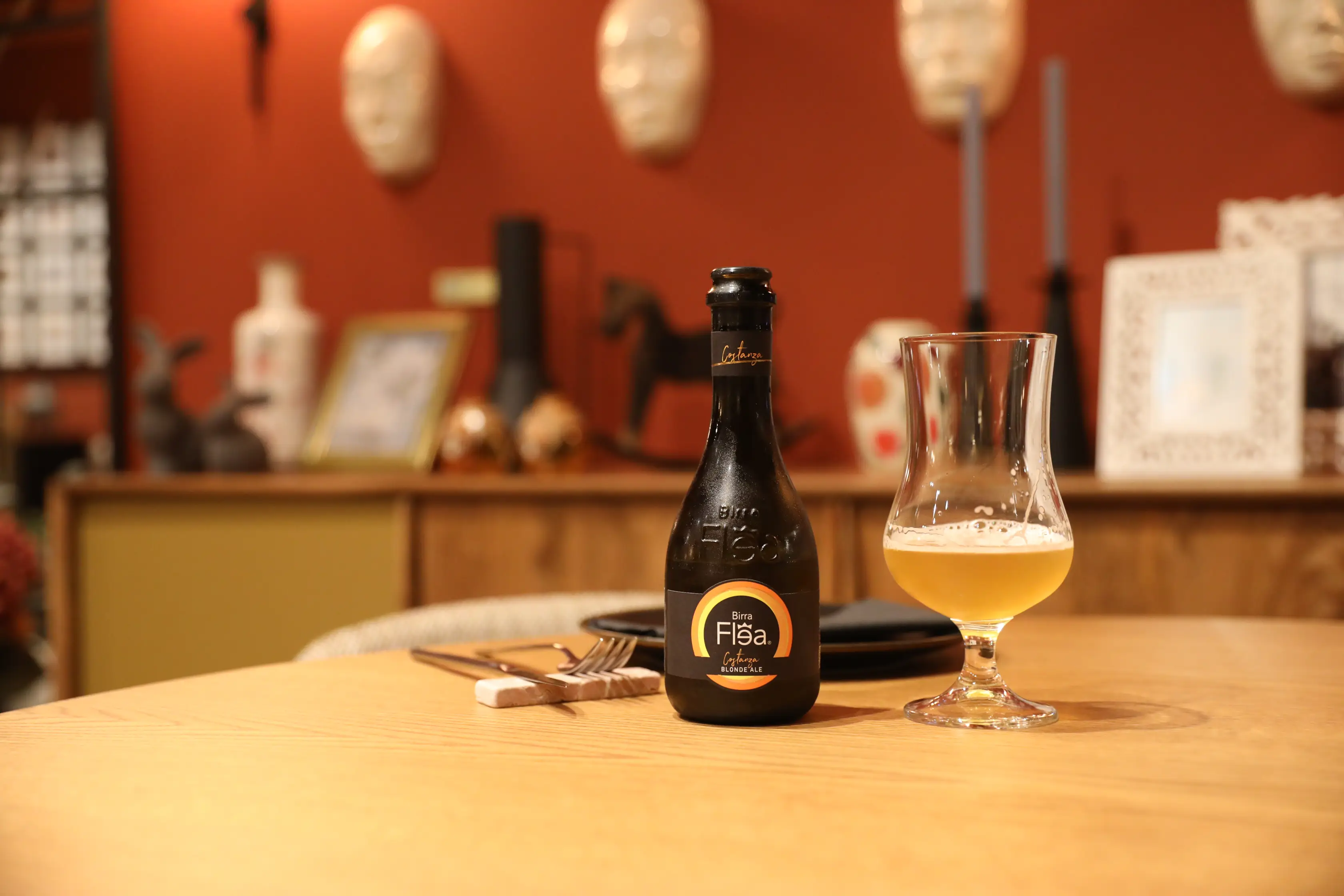 Cerveja artesanal servida em copo